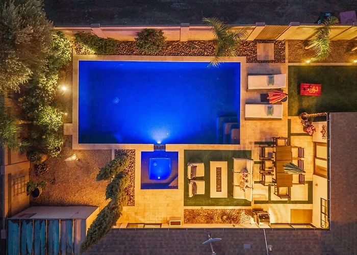 Casa vacanze New Desert Bloom With Pool & Game